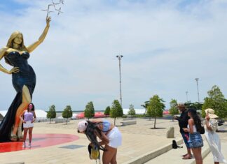 🌟 Sofía Vergara ya tiene su escultura en el Gran Malecón de Barranquilla: un tributo a la mujer que nunca dejó de ser barranquillera 🇨🇴✨