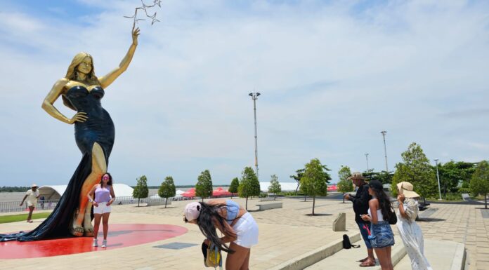 🌟 Sofía Vergara ya tiene su escultura en el Gran Malecón de Barranquilla: un tributo a la mujer que nunca dejó de ser barranquillera 🇨🇴✨