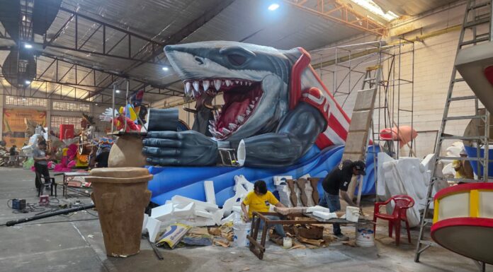 🎭 A contrarreloj por la Batalla de Flores: así se vive la recta final en la Fábrica de Carrozas