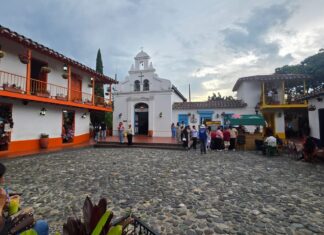 Pueblito Paisa: un viaje al pasado en lo más alto de Medellín 🏡⛰️
